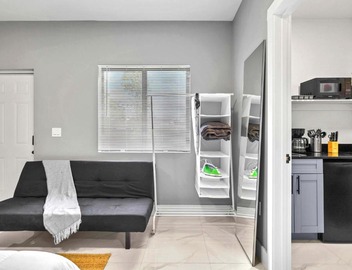 Comfy Studio W Beautiful Space! 3