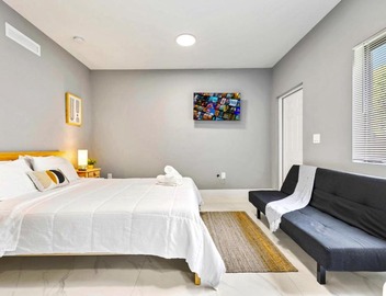 Comfy Studio W Beautiful Space! 4