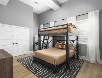 Condo 3 miles to Broadway, Walk to Restaurants and Coffee 4