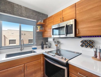 Contemporary Studio in DTPH with Pool 2