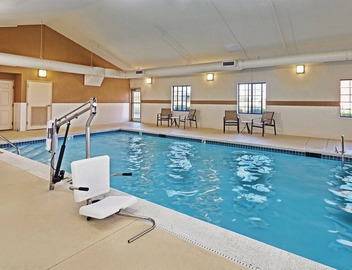 Contemporary Suite in "The Glen" Business District | 24 Hour Fitness Center + Indoor Pool + Kitchen 4