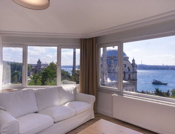 Contemporary Waterfront Apt. with a Stunning View 2