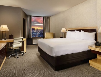Convenient Las Vegas Stay! Superb Location, Free Parking, Onsite Swimming Pool! 2