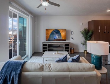 Convention Ctr Luxury 1BR Pool Gym Hot Tub 2