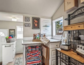 Cook's Kitchen + Firepit + Pickleball Park Nearby + AC + 2 Parking Spots 4