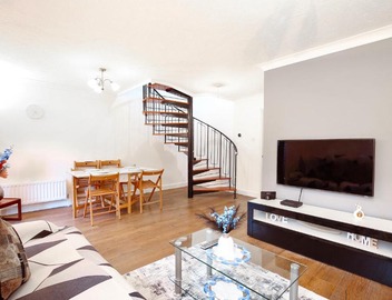 Cosy Wimbledon 4 Bed Home With Garden & Driveway Parking 2