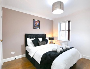 Cosy Wimbledon 4 Bed Home With Garden & Driveway Parking 3