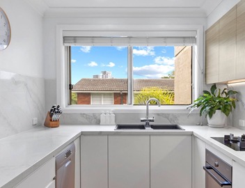 Cotswold & Coast Executive Apartment in Dee Why! 2