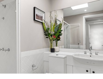 Cotswold & Coast Executive Apartment in Dee Why! 5