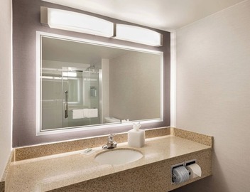 Courtyard by Marriott Baldwin Park 4