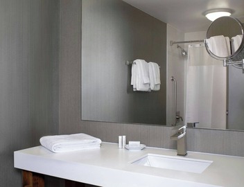 Courtyard by Marriott Downtown Toronto 4