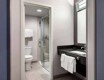 Courtyard by Marriott Pittsburgh Airport 4