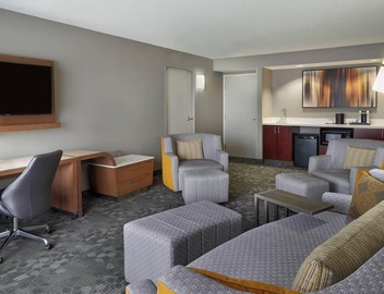 Courtyard by Marriott Toronto Airport 2