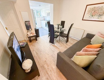 Cozy 1-BDR Finsbury Park Apt with mini Garden, Paid Parking near Emirates Stadium & Islington by Staylio London 2