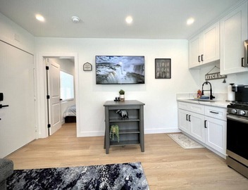 Cozy 1-Bedroom Haven in Beautiful Burbank, near Disney, Warner Bros & Hollywood Attractions 2