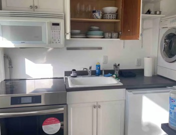 Cozy 1-bedroom townhome in a fantastic Washington neighborhood with AC 3