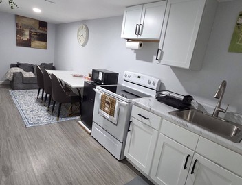 Cozy 1-king size bedroom house in quiet Waterbury with 75" TV in your bedroom. 4