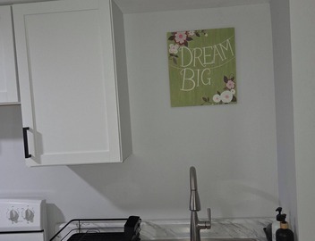 Cozy 1-king size bedroom house in quiet Waterbury with 75" TV in your bedroom. 5