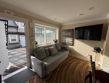 Cozy 2 Bdrm Basement suite in the Heart of Renfrew Heights 3