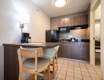 Cozy 2-Bed ADA Room|Nsmk 2