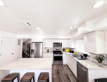 Cozy 3 BR Townhouse with Balcony 4
