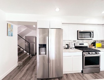 Cozy 3 BR Townhouse with Balcony 3