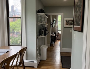 Cozy, Adorable 1-bedroom apartment - in tourist area. Sleeps 4 3