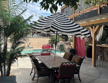 Cozy and charming house all you need is here Several relaxing area awaiting 4-U 2