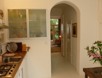 Cozy and Stylish Apt with garden in city center. 2