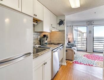 Cozy Beachfront Condo w/Wifi, Views & Pool Access 3