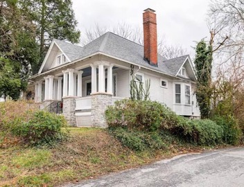Cozy Cape Cod Bungalow 5
