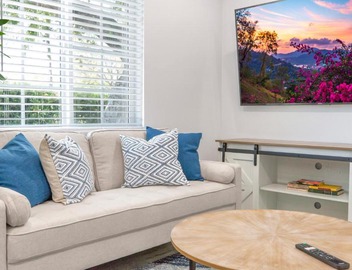 Cozy Charming Blue Cottage Retreat for Your Stay! 2