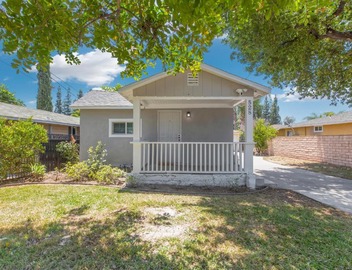 Cozy Charming Blue Cottage Retreat for Your Stay! 5