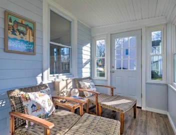 Cozy Coastal Cottage 5 Mi to Narragansett Beach! 4
