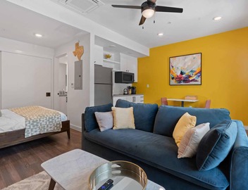 Cozy DT ATX Studio | Mins to Rainey St | Patio 5