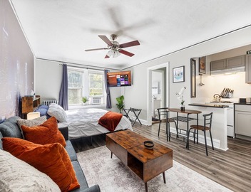 Cozy Extended Stay: King Bed/Fully Equipped/Train 2