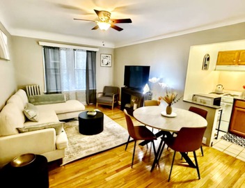 Cozy Extended Stay: King Bed/Fully Equipped/Train 4