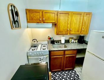 Cozy Extended Stay: King Bed/Fully Equipped/Train 5