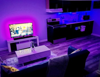 Cozy Getaway with Modern Look & Free Private Parking. 2