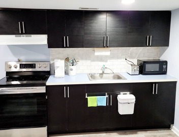 Cozy Getaway with Modern Look & Free Private Parking. 3