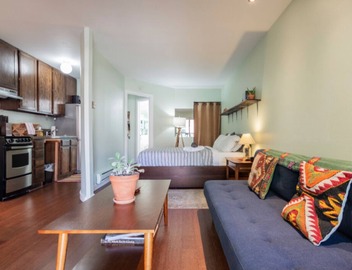 Cozy, modern Pearl St. condo. Ideal location! 2