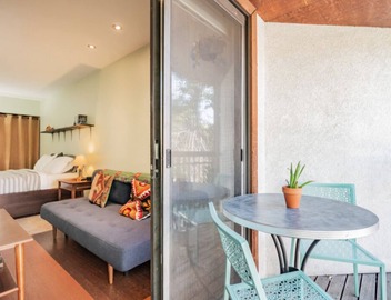 Cozy, modern Pearl St. condo. Ideal location! 5
