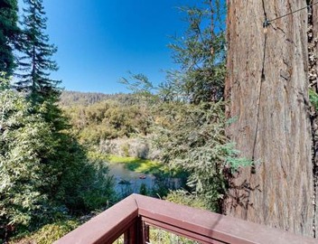 Cozy Riverview Cabin 2
