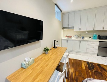 Cozy Studio In Toronto Smart TV 2