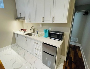 Cozy Studio In Toronto Smart TV 3
