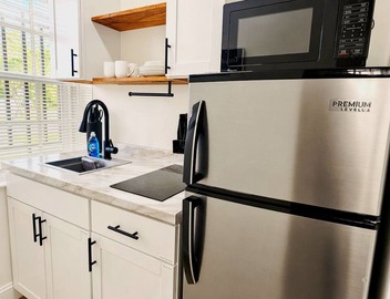 Cozy studio with Kitchen + Free Parking + Central location in Miami. 4
