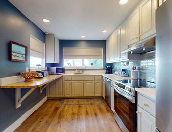 Cozy waterfront cottage, pet friendly with AC, deck and shared dock 2