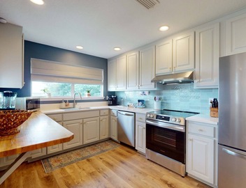 Cozy waterfront cottage, pet friendly with AC, deck and shared dock 4