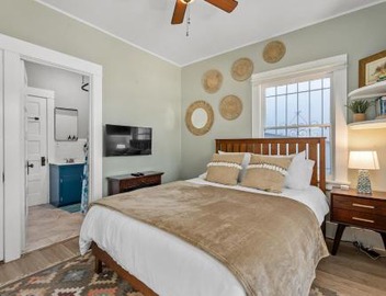 CozyVibeStay King Bed Parking Walk to Beach 4