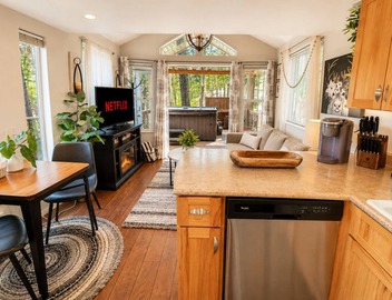 Das Tree Haus 1 Bedroom Home by NW Comfy Cabins by RedAwning 2